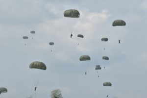 Kenang Pahlawan Seroja, Langit Tuban Dipenuhi Pasukan Lintas Udara 501 Kostrad