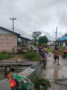 Babinpotmar TNI AL Lanal TBA Bersama Warga Gotong Royong Bersihkan Saluran Air