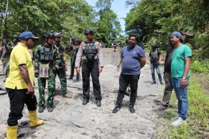 Akses Jalan Putus, Dansatgas Yonif Raider 514 Kostrad Letkol Inf Rinto Wijaya Bersama Pemda Nduga Turun Ke Lapangan