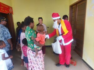 Nyanyian dan Pujian Natal di Kenyam, Prajurit Kostrad Berbagi Bingkisan