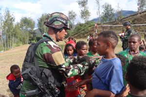 Dicintai Warga Intan Jaya, Prajurit Kostrad Semakin Erat Dengan Warga