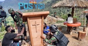 Kepedulian Satgas Yonif R 321 Kostrad Bangun Mimbar Baru di Gereja Karunggame