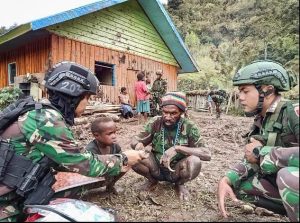 Cepat dan Tanggap Darurat!! Prajurit Kostrad Berikan Bantuan Kepada Korban Bencana Longsor di Pedalaman Papua
