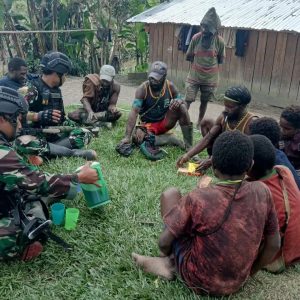Prajurit Ngopi, Masyarakat Ngopi, Penuh Keakraban di Puncak Papua
