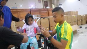 Semangati Penyandang Disabilitas, Yonif PR 501 Bagikan Kursi Roda