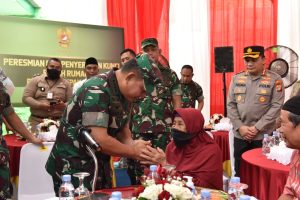 Kasad Serahkan 60 Unit Hasil Bedah RTLH Babinsa Masuk Dapur Warga