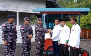 TNI AL, Lanal Tarempa Serahkan Gerobak dan Komputer Di Rumah Pintar KBN Desa Temburun