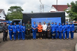 Komandan Lanal Bandung Dampingi Ketua Umum PP Jalasenastri Berikan Bantuan Kemanusiaan Bagi Korban Bencana Alam di Cianjur