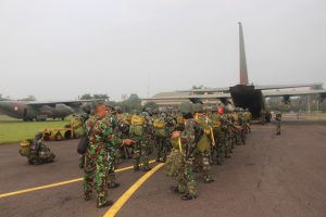 Prajurit Kesatria Mayangkara Kostrad Diterjunkan di Langit Pasuruan