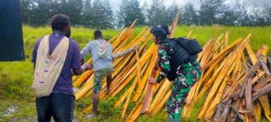 Bakar Batu di Gereja, Yonif R 303 Kostrad Bantu Masyarakat Ilaga