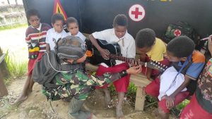 Tumbuhkan Rasa Cinta Tanah Air, Prajurit Kostrad Ajarkan Lagu Kebangsaan di Papua