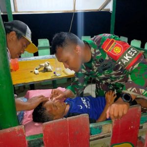 Prajurit Selalu Hadir Atasi Kesulitan Rakyat, Bantu Korban Kecelakaan di Air Manis