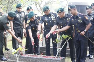 Kasdivif 1 Kostrad Pimpin Ziarah TMP Pondok Rajeg