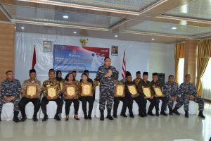 Danlantamal I Serahkan Tali Asih Dari Kasal Kepada Personel Lantamal I Yang Purna Bhakti