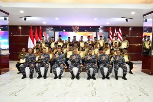 DANLANTAMAL III HANTARKAN 38 PURNAWIRAWAN DAN WREDATAMA TNI AL MEMASUKI PURNA BAKTI