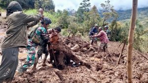 Hadir Di Tengah Kesulitan Warga, Yonif R 321kostrad Atasi Bencana