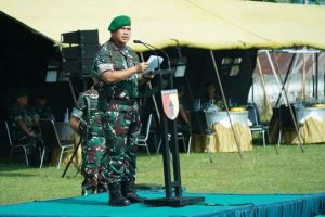 Pangdiv 2 Kostrad Mayjen TNI Syafrial, PSC., M. Tr. (Han)., serahkan simbol yudha wastu pramuka jaya TA 2022