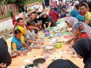 Terima Kasih Prajurit TNI, Warga Cianjur Suka Cita Jamu Makan Bersama TNI