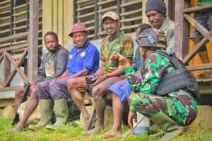 Sukseskan Ketahanan Pangan di Papua, Prajurit Cakra “Jawara” dan Masyarakat Buka Lahan Perkebunan