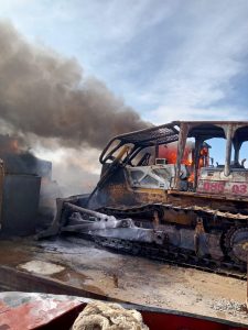 Gerak Cepat, TNI AL Palembang Bantu Evakuasi ABK Tongkang MP XXI Yang Terbakar Di Perwiran Ambang Luar Jambi