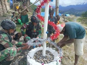 Bulan Sakral Umat Kristiani, Yonif R 303 Kostrad Membuat Pohon Natal