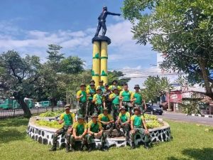 Lestarikan Peninggalan Sejarah, Yonif PR 330 Kostrad Bersihkan Monumen Perjuangan Front Bandung Timur