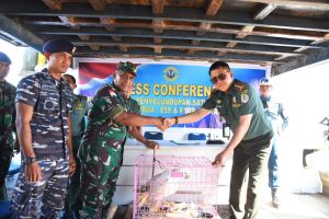 KRI Siribua-859 dan F1QR Lantamal XII Pontianak Tangkap MV. Royal 06 Bendera Vietnam Membawa Satwa Dilindungi