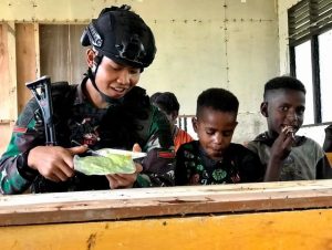 Berbagi Tidak Harus Mewah, Makanan Sederhana Prajurit Untuk Warga Pegunungan Papua