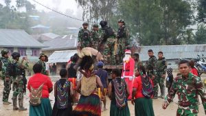 Di Tengah Teror KST, Prajurit Yonif PR 305 Tetap Sejahterakan Warga Papua