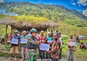 Sembako dan Alkitab di Pegunungan Papua, Kepedulian Prajurit Kostrad Peringati HUT Divif 1 Kostrad