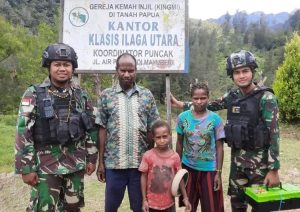 Meriahkan Natal di Mayuberi, Satgas Yonif R 303 Kostrad Bantu Jemaat Gereja