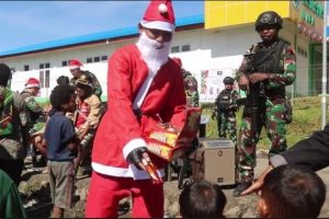 Sambut Kemeriahan Natal, Satgas Yonif R 303 Kostrad berbagi kepada Mayarakat Puncak Papua