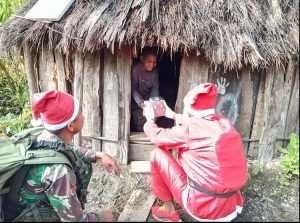 Natal Penuh Kegembiraan, Santa Claus Kostrad Bagikan Hadiah Untuk Anak-Anak di Papua Pegunungan