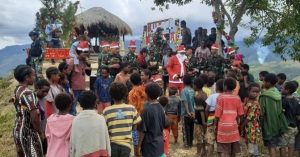 Anak-anak Pedalaman Papua Terima Bingkisan Natal dari Santa Claus Kostrad