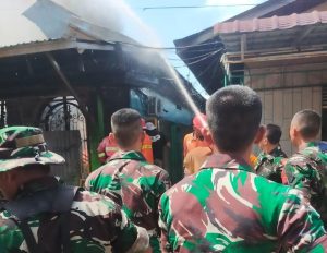 TNI AL, Gerak Cepat Lanal Dumai Bantu Padamkan Kebakaran Rumah Warga