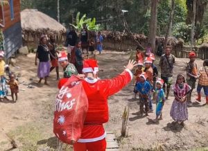 Santa Claus Yonif R 303 Kostrad Datang di Kampung Wuloni, Warnai Kejutan Natal
