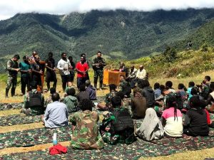 Wujud Toleransi Antara Umat Beragama, TNI dan Warga Rayakan Natal dan Doa Bersama di Papua Pegunungan