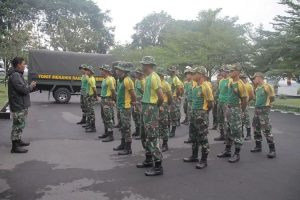 Hadir Ditengah Korban Banjir Bengawan Solo, Yonif MR 413 Kostrad Laksanakan Karya Bakti