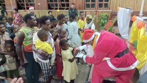 Satgas Yonif R 514 Kostrad Tebar Suka Cita dan Kasih Dalam Perayaan Natal Bersama Warga Papua