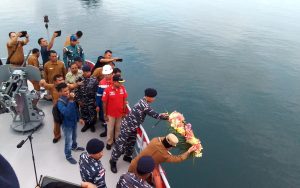 Peringati 18 Tahun Tsunami Aceh, TNI AL Simeulue Bersama Jurnalis Kabar Simeulue Laksanakan tabur Bunga Di Laut