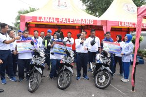Komandan Beserta Keluarga Besar Lanal Palembang Laksanakan Olahraga Bersama Serta Pembagian Doorprize dari Panglima TNI Laksamana TNI Yudo Margono