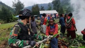 Natal Bersama Bakar Batu di Puncak Papua, Satgas Yonif R 303 Kostrad