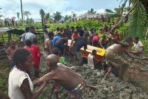 Hadir Ditengah Duka Warga Batas Batu Papua, Satgas Yonif R 514 Kostrad Bantu Proses Pemakaman