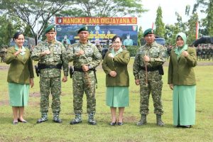 Tongkat Komando Buaya Putih Diserahkan Kepada Letkol Inf Tri Wiratno Sebagai Pejabat Baru