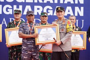 TNI AL, Danlanal Dumai Memperoleh Piagam Penghargaan Dari Kapolda Riau