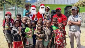 Muncul di Intan Jaya, Sinterklas Yonif PR 305 Kostrad Tebar Bingkisan Natal