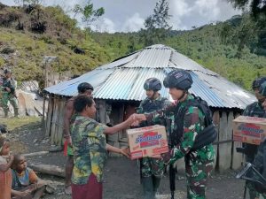 Perhatian dan Kepedulian Kostrad, Bagikan Sembako di Honai-Honai
