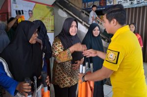 Ketua AMPG Jakbar Berbagi Tandu Sebagai Bentuk Kepedulian