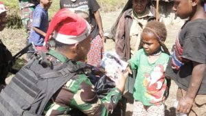 Puncak Papua Penuh Kebahagiaan, Bingkisan Natal Dari Yonif R 303 Kostrad