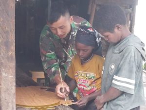 Tangan Terampil Warga Papua, Prajurit Yonif R 321 Kostrad Ajarkan Seni Kerajinan Tangan